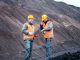 Trabajadores mineros en faena del norte de Chile analizando oportunidades de empleo en el sector
