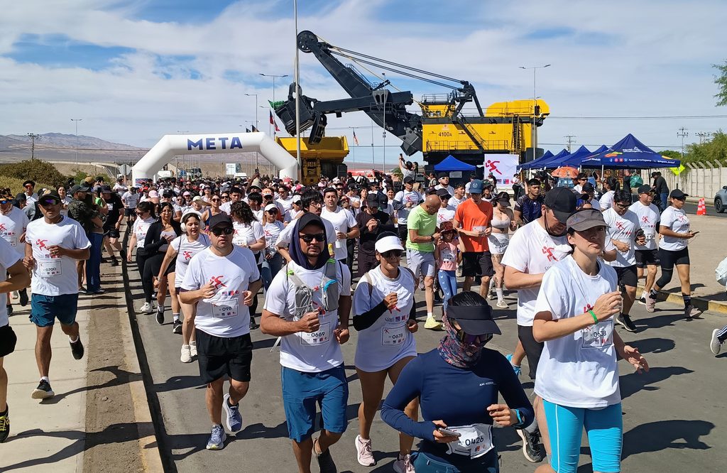 Participantes de la corrida Elige Vivir Sano en Calama celebrando con poleras blancas y entusiasmo