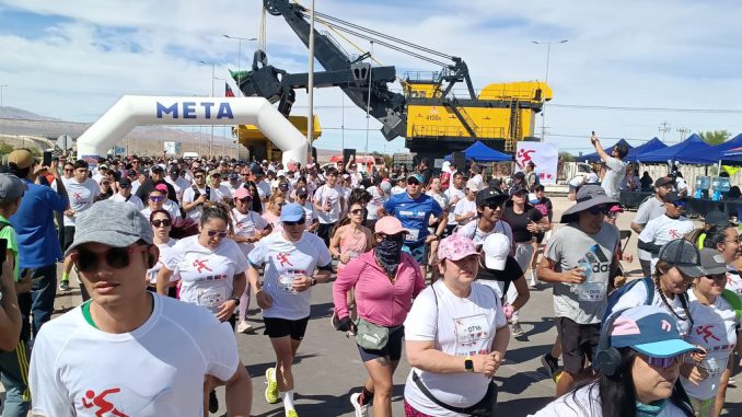 Participantes de la corrida Elige Vivir Sano en Calama celebrando con poleras blancas y entusiasmo