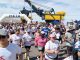 Participantes de la corrida Elige Vivir Sano en Calama celebrando con poleras blancas y entusiasmo