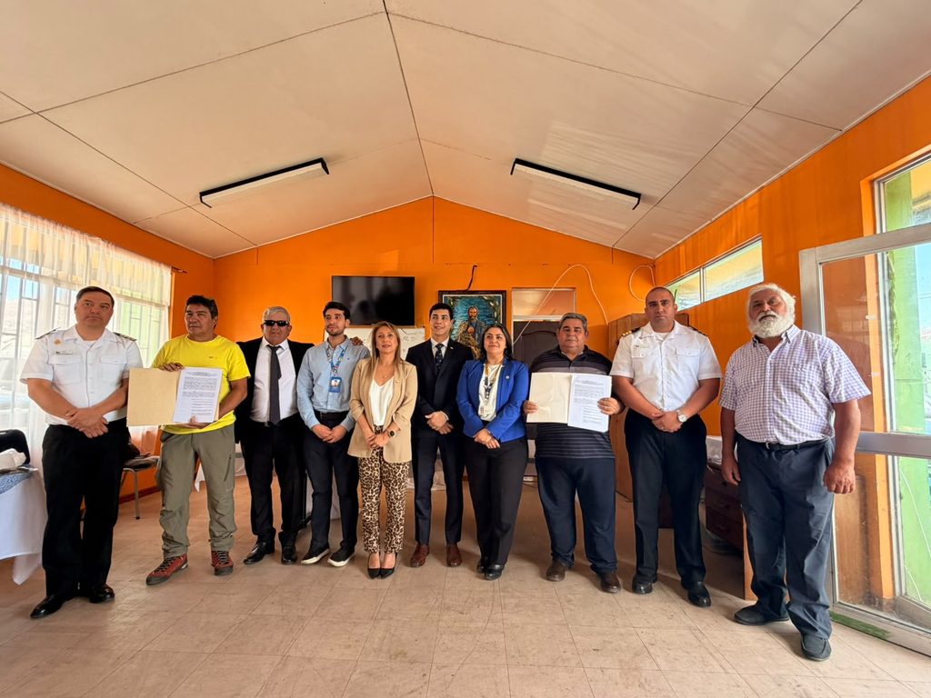 CALETAS DE ANTOFAGASTA Y BOLFÍN PASAN A LA ADMINISTRACIÓN DE LOS GREMIOS PESQUEROS BAJO LA LEY DE CALETAS Pescadores artesanales de Antofagasta firman convenio de la Ley de Caletas para administrar sus caletas
