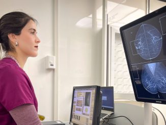 Mujer realizándose una mamografía para la prevención y detección temprana del cáncer de mama.