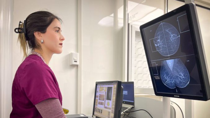 Mujer realizándose una mamografía para la prevención y detección temprana del cáncer de mama.
