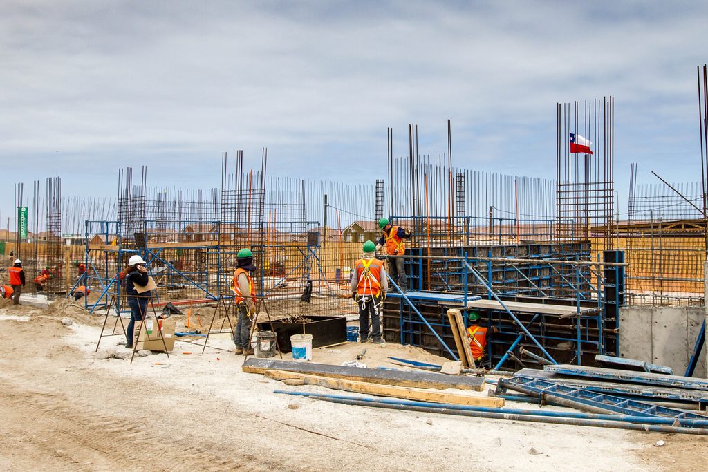 Trabajadores y profesionales participando en los talleres de la Semana de la Seguridad de la CChC Antofagasta
