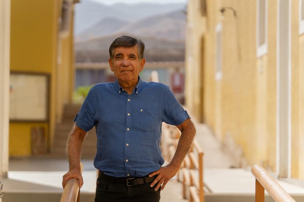 Científicos analizando mapas y modelos numéricos de tsunamis en la zona austral de Chile