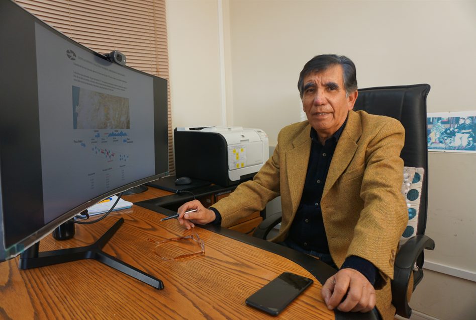 Científicos analizando mapas y modelos numéricos de tsunamis en la zona austral de Chile