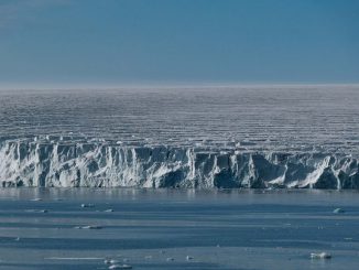 Científicos analizando mapas y modelos numéricos de tsunamis en la zona austral de Chile