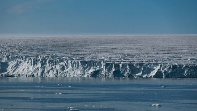 Científicos analizando mapas y modelos numéricos de tsunamis en la zona austral de Chile