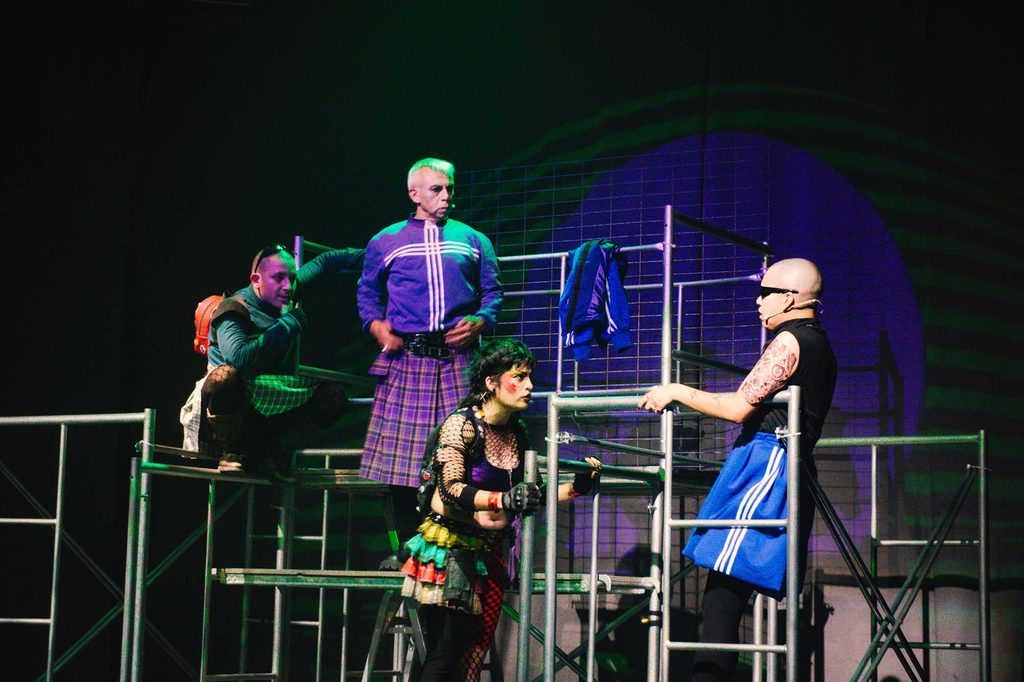 COMPAÑÍA DE TEATRO UA Y C-LAB ESTRENAN "JUANA DE ARCO" A TABLERO VUELTO EN EL TEATRO PEDRO DE LA BARRA Escena de la obra Juana de Arco estrenada por la Compañía de Teatro UA en el Teatro Pedro de la Barra