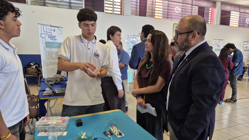 CONGRESO REGIONAL DE INVESTIGACIÓN E INNOVACIÓN ESCOLAR REUNIÓ A ESTUDIANTES DE CINCO LOCALIDADES DE ANTOFAGASTA Estudiantes de Antofagasta presentando sus proyectos científicos en el Congreso Regional Explora