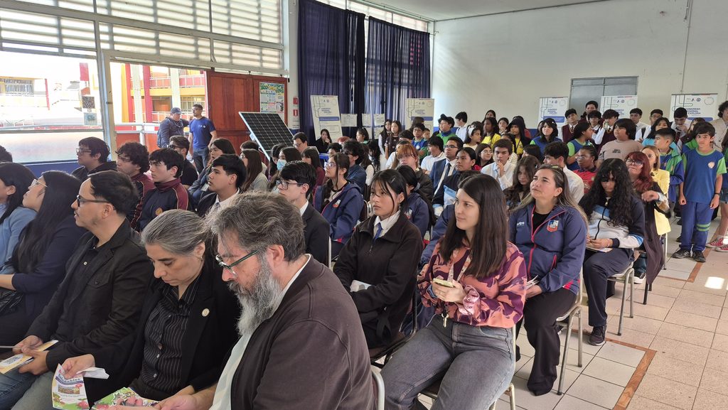 CONGRESO REGIONAL DE INVESTIGACIÓN E INNOVACIÓN ESCOLAR REUNIÓ A ESTUDIANTES DE CINCO LOCALIDADES DE ANTOFAGASTA Estudiantes de Antofagasta presentando sus proyectos científicos en el Congreso Regional Explora