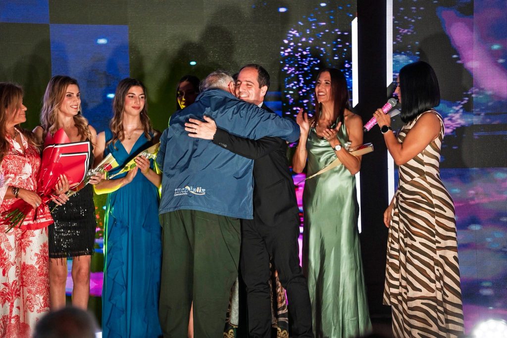 Modelos en la pasarela del desfile de moda Primavera-Verano 2026 a beneficio de Oncofeliz en Antofagasta