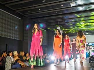 Modelos en la pasarela del desfile de moda Primavera-Verano 2026 a beneficio de Oncofeliz en Antofagasta