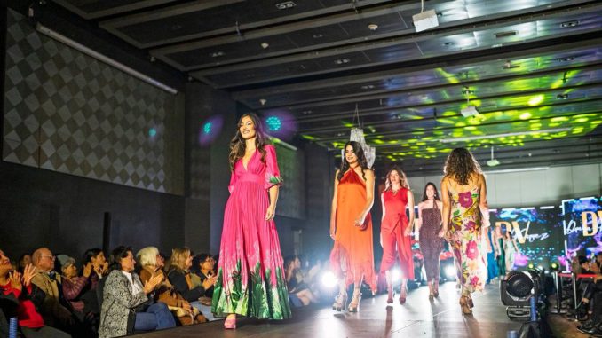 Modelos en la pasarela del desfile de moda Primavera-Verano 2026 a beneficio de Oncofeliz en Antofagasta