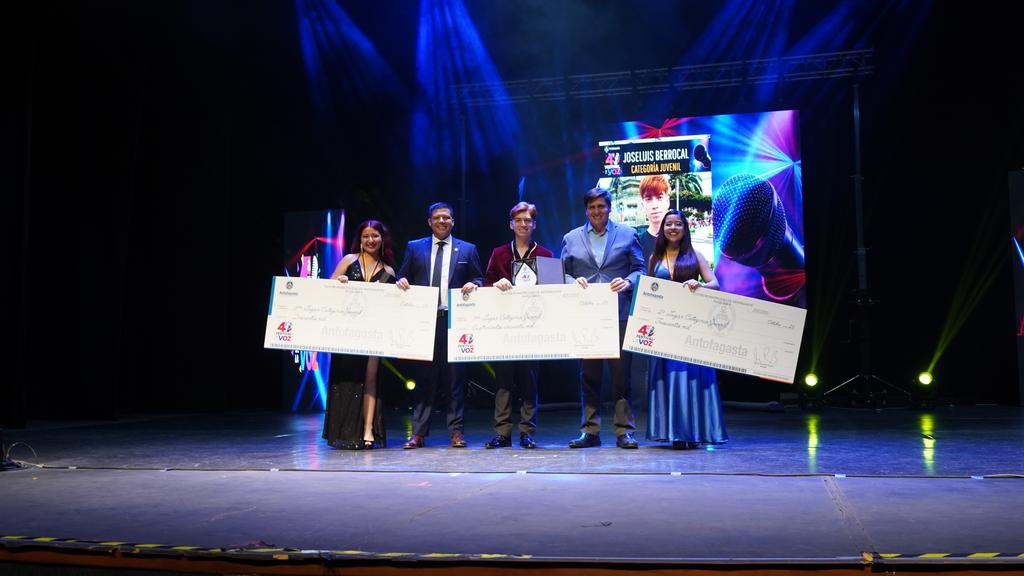 CUARTA VERSIÓN DEL FESTIVAL DE INFANCIA Y JUVENTUD DE ANTOFAGASTA CORONA A SUS GANADORES Ganadores del cuarto Festival de Infancia y Juventud de Antofagasta en el escenario del teatro municipal
