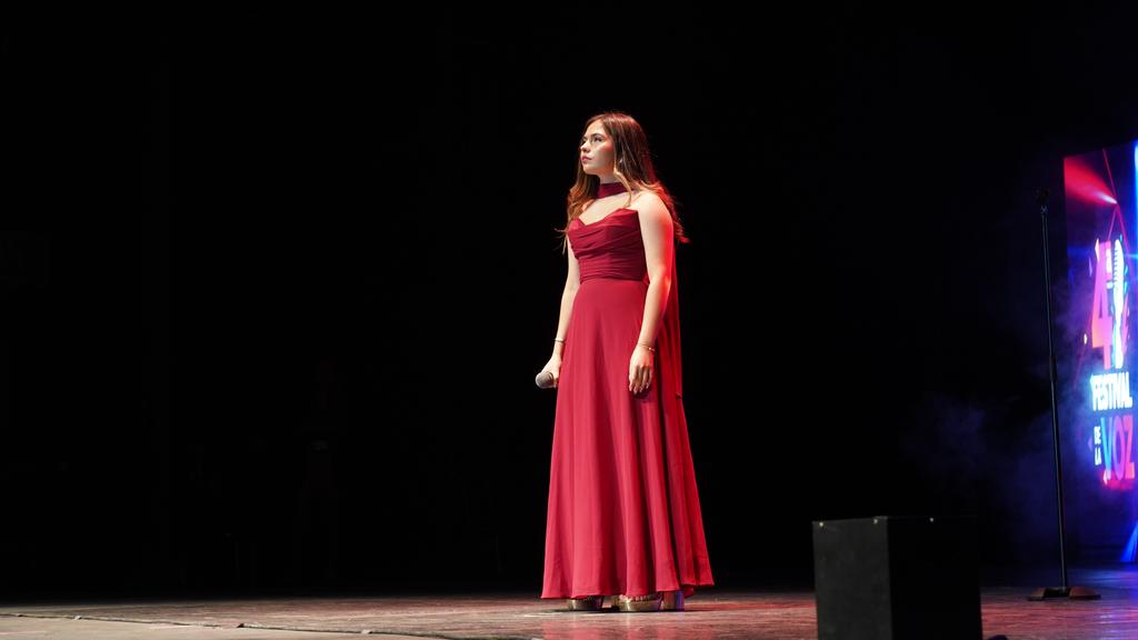 CUARTA VERSIÓN DEL FESTIVAL DE INFANCIA Y JUVENTUD DE ANTOFAGASTA CORONA A SUS GANADORES Ganadores del cuarto Festival de Infancia y Juventud de Antofagasta en el escenario del teatro municipal