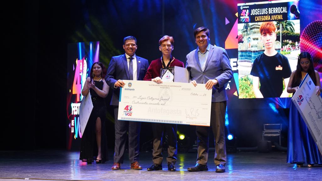 CUARTA VERSIÓN DEL FESTIVAL DE INFANCIA Y JUVENTUD DE ANTOFAGASTA CORONA A SUS GANADORES Ganadores del cuarto Festival de Infancia y Juventud de Antofagasta en el escenario del teatro municipal