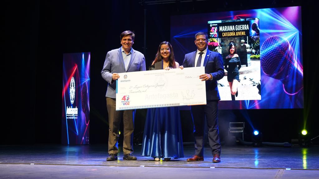 CUARTA VERSIÓN DEL FESTIVAL DE INFANCIA Y JUVENTUD DE ANTOFAGASTA CORONA A SUS GANADORES Ganadores del cuarto Festival de Infancia y Juventud de Antofagasta en el escenario del teatro municipal