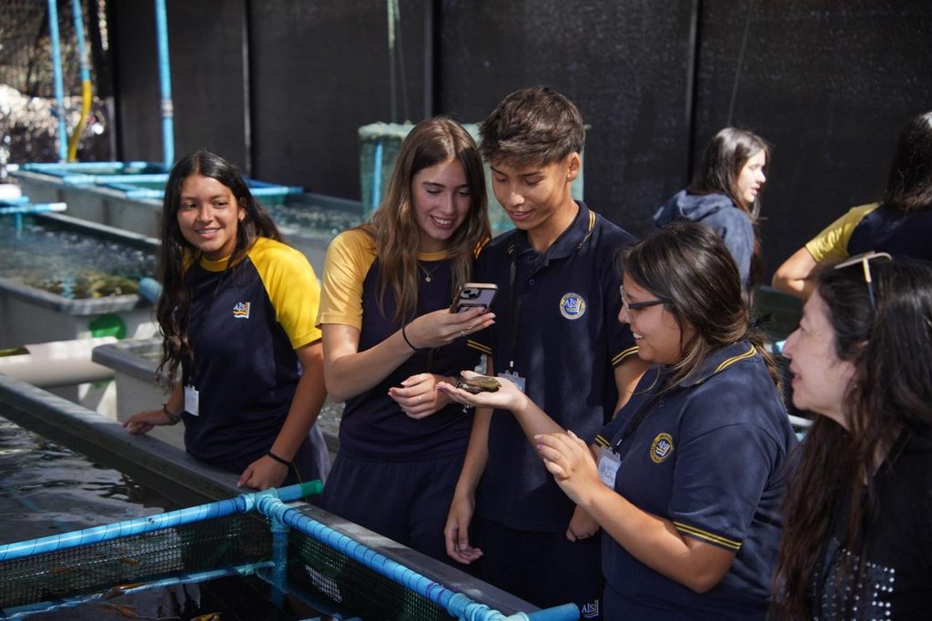 DE LA SALA DE CLASES AL LABORATORIO: ESTUDIANTES DE ANTOFAGASTA VIVEN LA CIENCIA EN BIOTECH WEEK 2026 Estudiantes de enseñanza media recorriendo laboratorios científicos durante la Biotech Week 2026 en Antofagasta