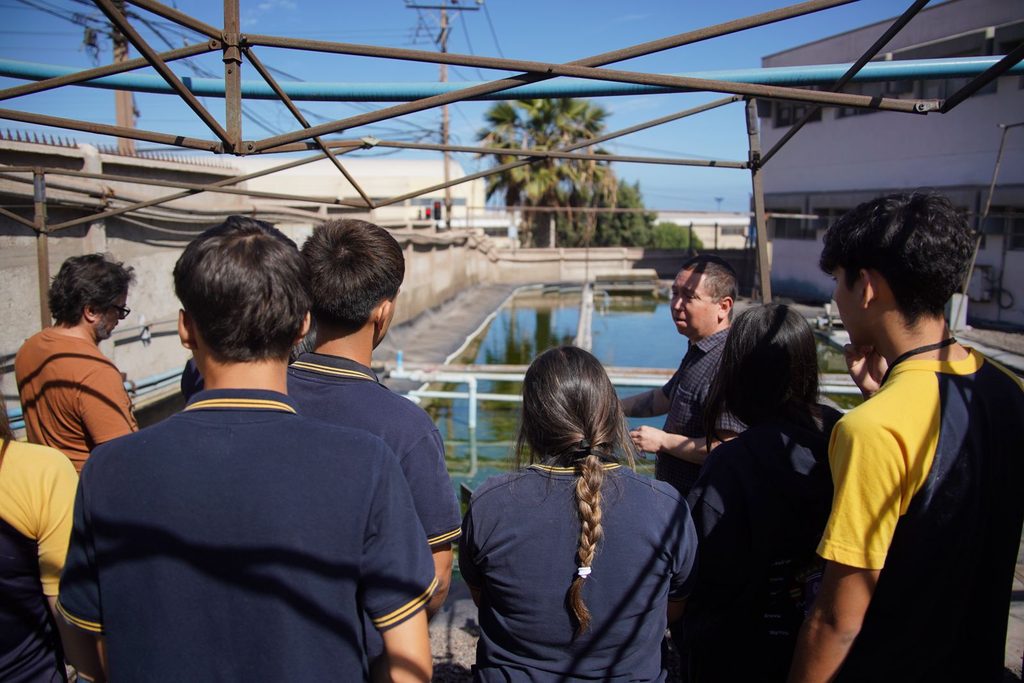 DE LA SALA DE CLASES AL LABORATORIO: ESTUDIANTES DE ANTOFAGASTA VIVEN LA CIENCIA EN BIOTECH WEEK 2026 Estudiantes de enseñanza media recorriendo laboratorios científicos durante la Biotech Week 2026 en Antofagasta