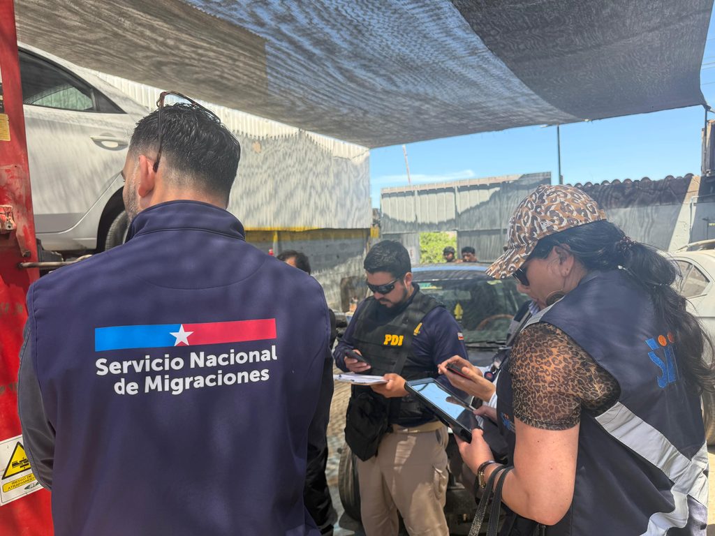 DETECTAN TALLERES CLANDESTINOS EN ANTOFAGASTA Y FISCALIZACIÓN DEJA TRES EXTRANJEROS CON INFRACCIONES MIGRATORIAS Operativo de fiscalización en talleres clandestinos de Antofagasta por parte de la PDI y autoridades