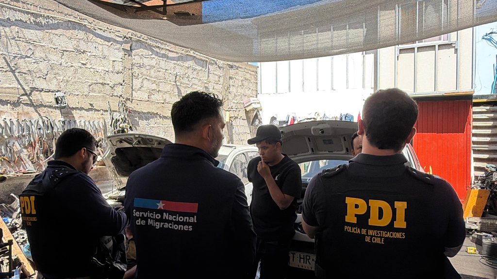 DETECTAN TALLERES CLANDESTINOS EN ANTOFAGASTA Y FISCALIZACIÓN DEJA TRES EXTRANJEROS CON INFRACCIONES MIGRATORIAS Operativo de fiscalización en talleres clandestinos de Antofagasta por parte de la PDI y autoridades