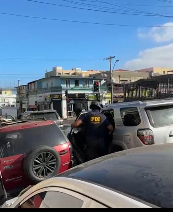 DISCUSIÓN POR DINERO TERMINA EN HOMICIDIO EN ANTOFAGASTA: PADRASTRO HABRÍA DISPARADO A SU HIJASTRO Y HAY TRES DETENIDOS Operativo policial de la PDI en Antofagasta tras homicidio por discusión familiar.