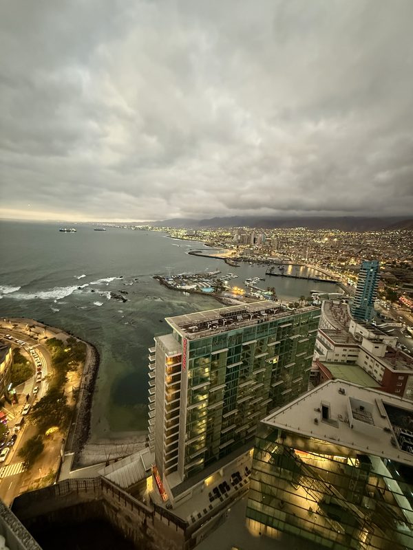 DIVERSIFICACIÓN PRODUCTIVA, EMPLEO Y CONECTIVIDAD: LOS DESAFÍOS PENDIENTES PARA EL DESARROLLO DE ANTOFAGASTA Vista panorámica de la Región de Antofagasta reflejando su dinamismo económico y potencial de desarrollo