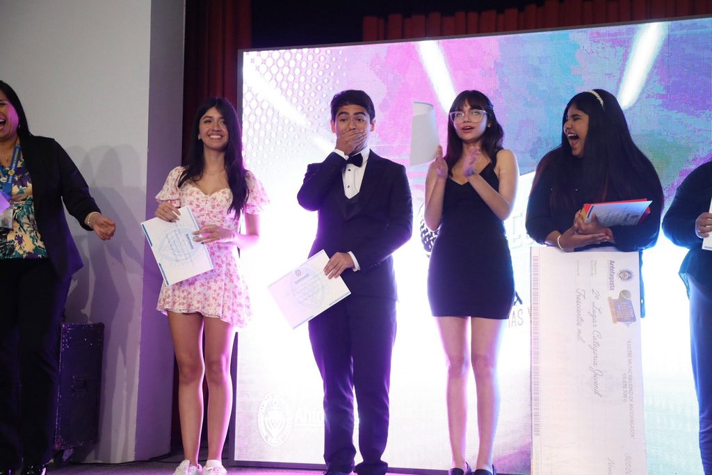DOCE JÓVENES TALENTOS DISPUTARÁN LA CUARTA VERSIÓN DEL FESTIVAL DE LAS INFANCIAS Y JUVENTUDES EN ANTOFAGASTA Doce jóvenes finalistas en el escenario del Teatro Municipal de Antofagasta para el festival musical