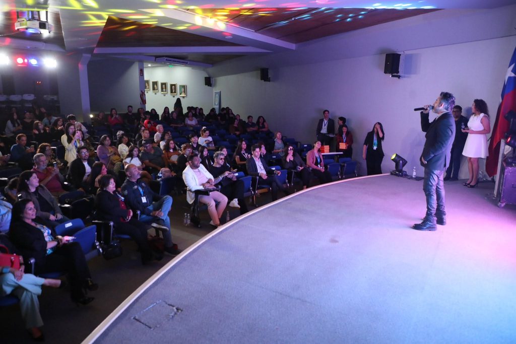 DOCE JÓVENES TALENTOS DISPUTARÁN LA CUARTA VERSIÓN DEL FESTIVAL DE LAS INFANCIAS Y JUVENTUDES EN ANTOFAGASTA Doce jóvenes finalistas en el escenario del Teatro Municipal de Antofagasta para el festival musical