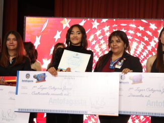 Doce jóvenes finalistas en el escenario del Teatro Municipal de Antofagasta para el festival musical