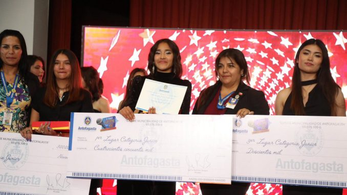 Doce jóvenes finalistas en el escenario del Teatro Municipal de Antofagasta para el festival musical