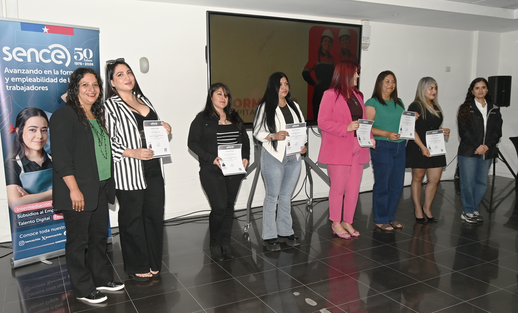 Mujeres graduadas del programa de operadoras de equipo pesado en Antofagasta