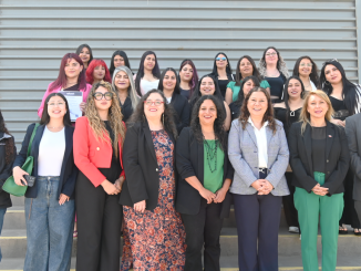 Mujeres graduadas del programa de operadoras de equipo pesado en Antofagasta
