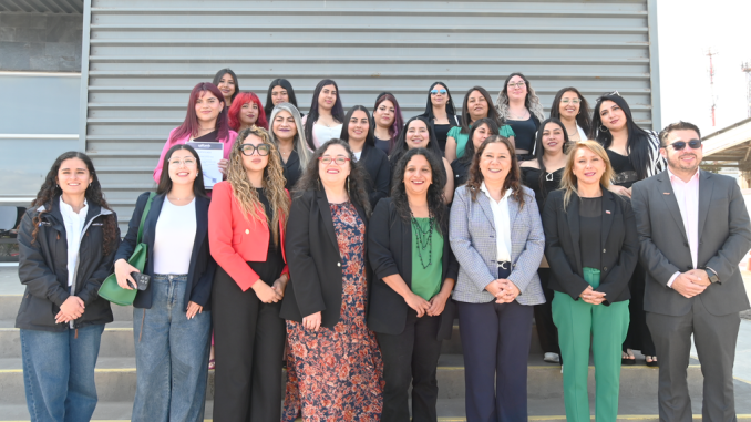Mujeres graduadas del programa de operadoras de equipo pesado en Antofagasta