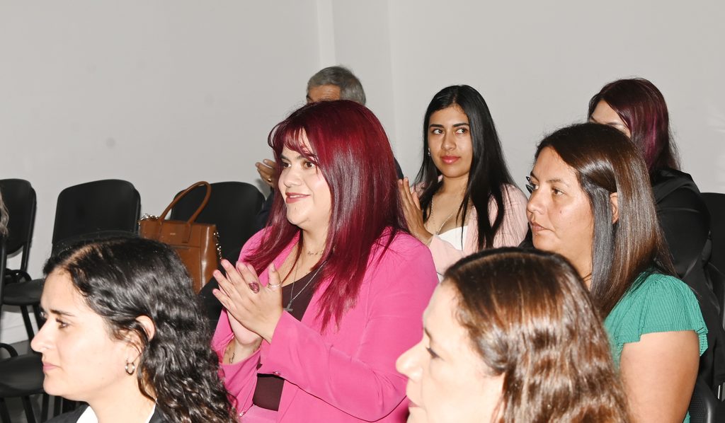 Mujeres graduadas del programa de operadoras de equipo pesado en Antofagasta