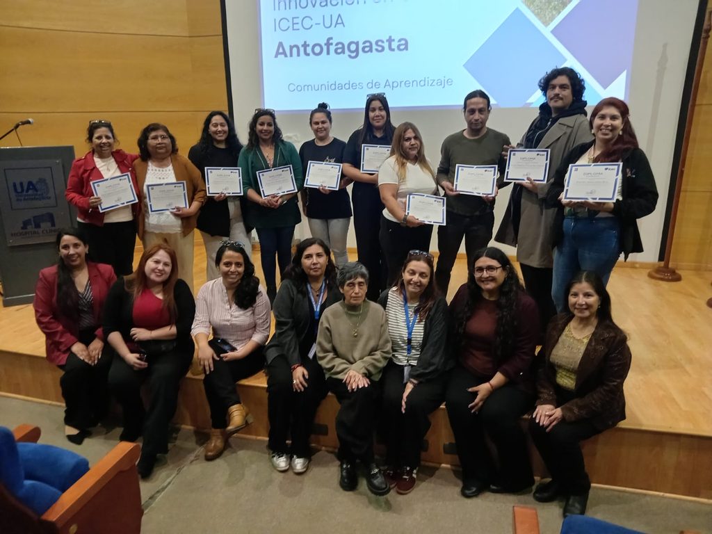 EL PROGRAMA ICEC DE LA UNIVERSIDAD DE ANTOFAGASTA CIERRA EXITOSAMENTE SU TRABAJO CON COMUNIDADES DE APRENDIZAJE Entrega de diplomas a profesores participantes en las comunidades de aprendizaje del programa ICEC en Antofagasta