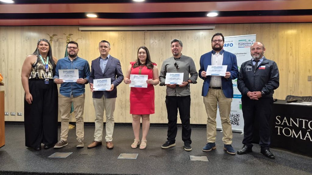 EMPRENDE CLIMA ANTOFAGASTA CIERRA PROGRAMA DE FORMACIÓN CON FOCO EN LA RESILIENCIA CLIMÁTICA Y NEGOCIOS SOSTENIBLES Emprendedores de Antofagasta participando en el cierre del programa Emprende Clima de Corfo