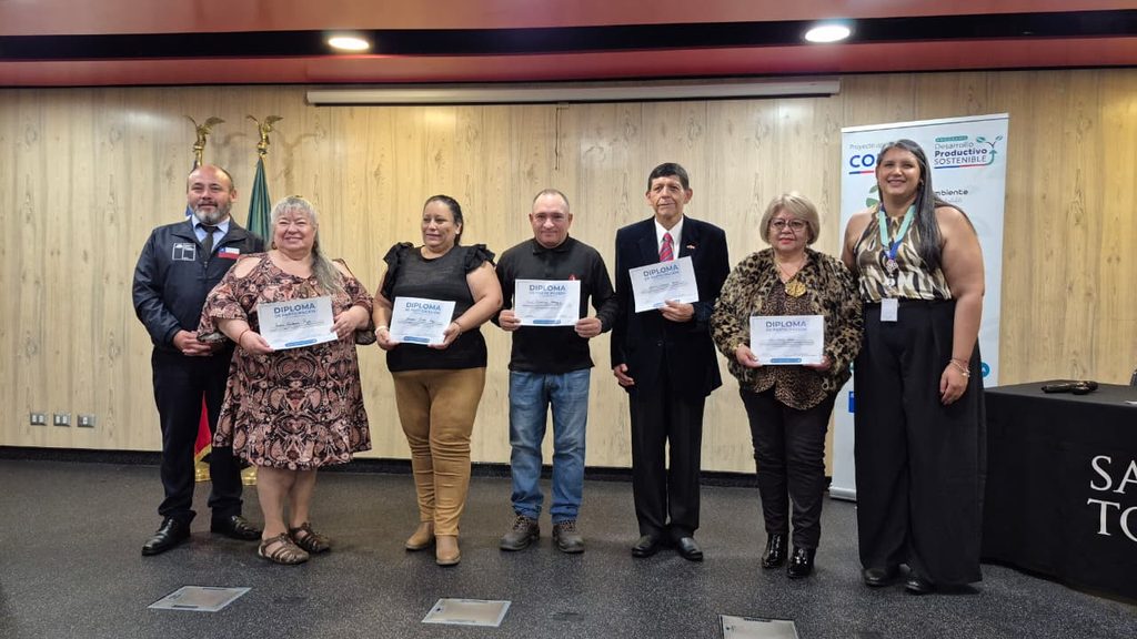 EMPRENDE CLIMA ANTOFAGASTA CIERRA PROGRAMA DE FORMACIÓN CON FOCO EN LA RESILIENCIA CLIMÁTICA Y NEGOCIOS SOSTENIBLES Emprendedores de Antofagasta participando en el cierre del programa Emprende Clima de Corfo