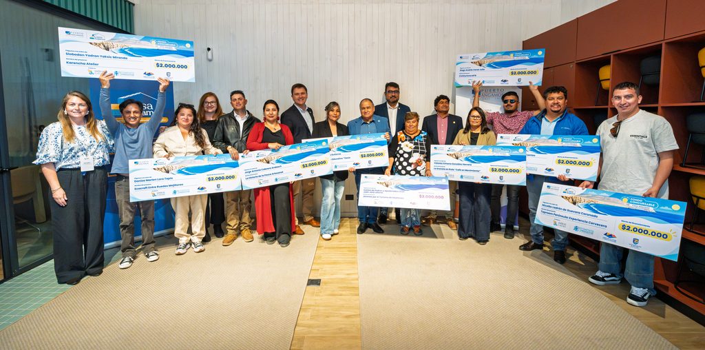 EMPRENDEDORES DE MEJILLONES RECIBEN FINANCIAMIENTO PARA IMPULSAR SUS PROYECTOS TURÍSTICOS Emprendedores de Mejillones celebran la adjudicación de fondos concursables de Puerto Angamos para turismo