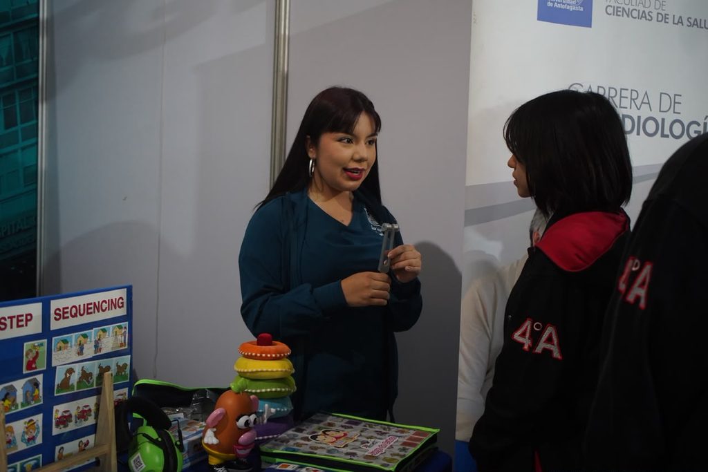ESTUDIANTES DE ANTOFAGASTA CONOCEN LA OFERTA ACADÉMICA EN LA NUEVA EDICIÓN DE LA EXPO UA 2026 Estudiantes de secundaria recorriendo los stands de la Expo UA 2026 en el Campus Coloso