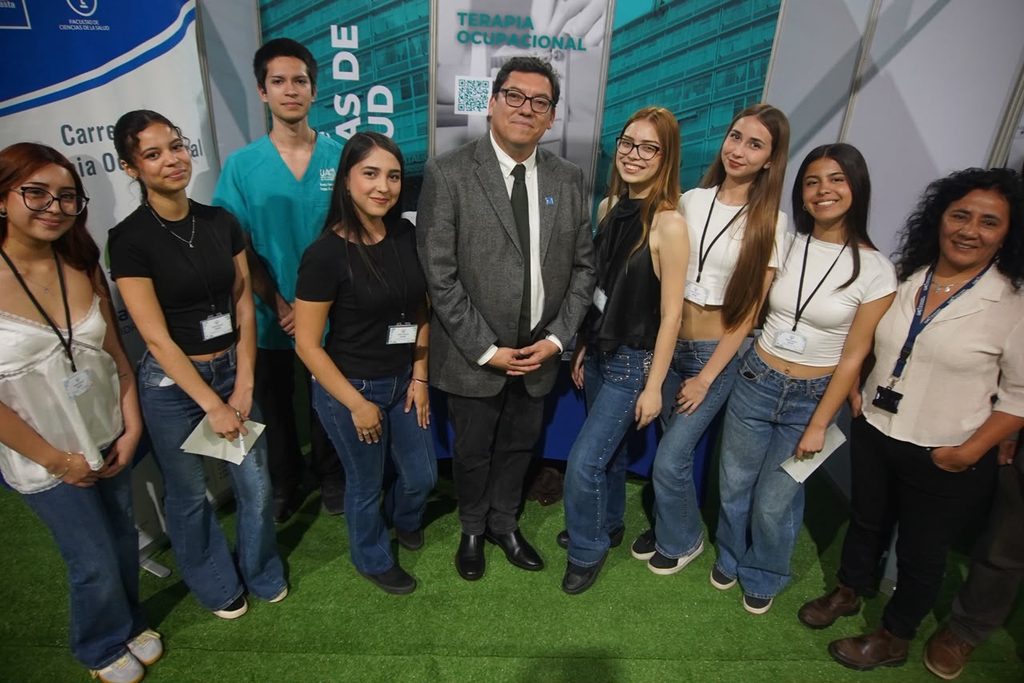 ESTUDIANTES DE ANTOFAGASTA CONOCEN LA OFERTA ACADÉMICA EN LA NUEVA EDICIÓN DE LA EXPO UA 2026 Estudiantes de secundaria recorriendo los stands de la Expo UA 2026 en el Campus Coloso