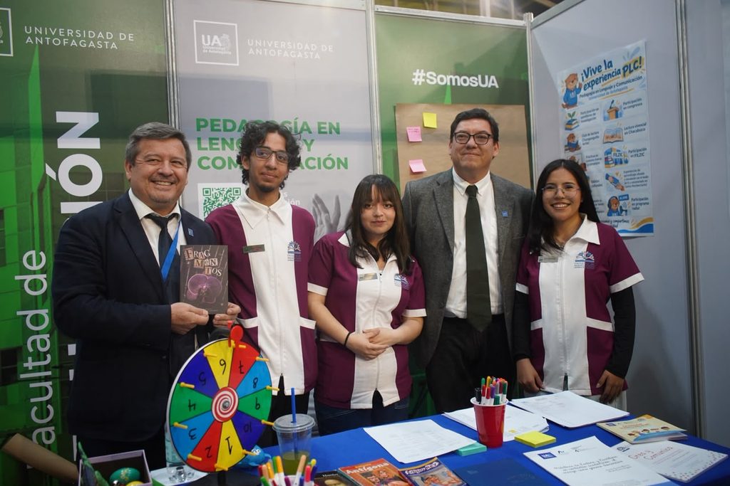 ESTUDIANTES DE ANTOFAGASTA CONOCEN LA OFERTA ACADÉMICA EN LA NUEVA EDICIÓN DE LA EXPO UA 2026 Estudiantes de secundaria recorriendo los stands de la Expo UA 2026 en el Campus Coloso