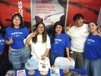 Estudiantes de secundaria recorriendo los stands de la Expo UA 2026 en el Campus Coloso
