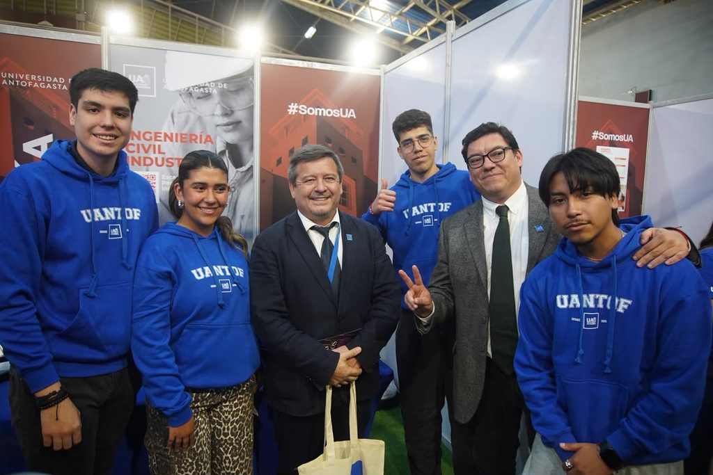 ESTUDIANTES DE ANTOFAGASTA CONOCEN LA OFERTA ACADÉMICA EN LA NUEVA EDICIÓN DE LA EXPO UA 2026 Estudiantes de secundaria recorriendo los stands de la Expo UA 2026 en el Campus Coloso