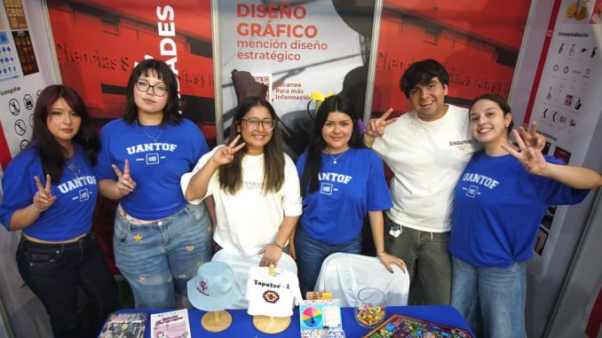 Estudiantes de secundaria recorriendo los stands de la Expo UA 2026 en el Campus Coloso