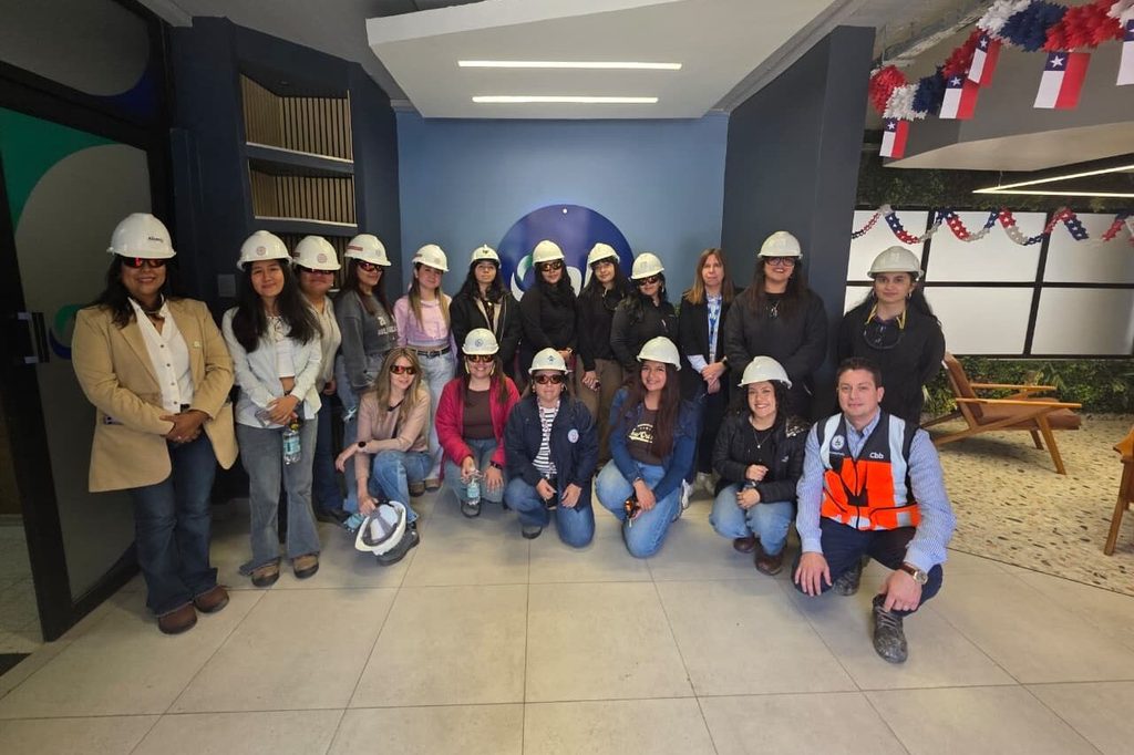 ESTUDIANTES DE INGENIERÍA CONOCEN EN TERRENO OPORTUNIDADES LABORALES EN ANTOFAGASTA Estudiantes de ingenieria visitando la planta industrial de Cbb en Antofagasta