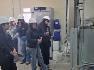 Estudiantes de ingenieria visitando la planta industrial de Cbb en Antofagasta