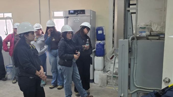 Estudiantes de ingenieria visitando la planta industrial de Cbb en Antofagasta