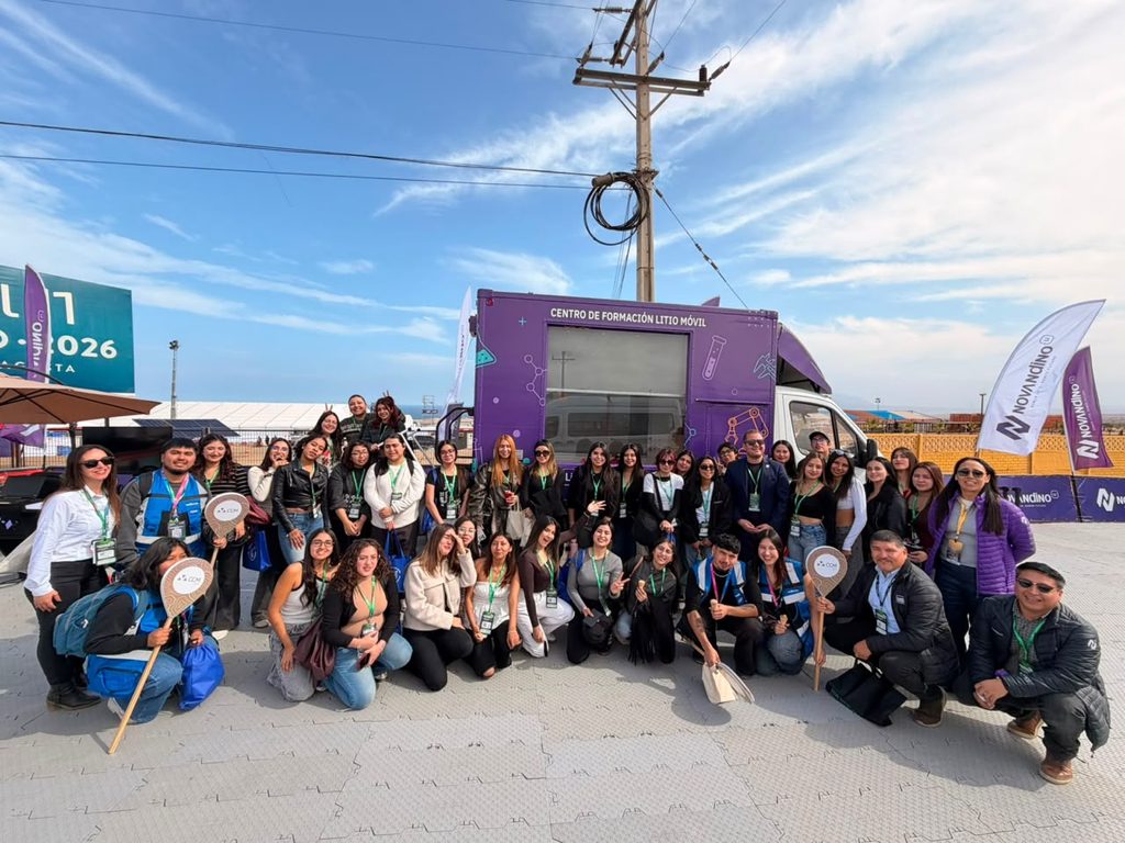EXPONOR 2026 CONECTÓ TALENTO Y OPORTUNIDADES PARA EL FUTURO DE LA INDUSTRIA MINERA Participantes y expertos en EXPONOR 2026 discutiendo sobre talento humano y liderazgo femenino en la minería.